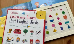 Interaktywne materiały do nauki angielskiego dla dzieci: książka "Listen and Learn First English Words" z obrazkami zwierząt, przedmiotów i kształtów.