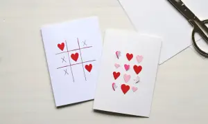 Dwie kartki walentynkowe: jedna z grą w kółko i krzyżyk z serduszkami, druga z serduszkami i literami tworzącymi słowo "LOVE".