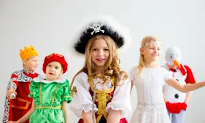 Dzieci w strojach: piratka, król, elf, aniołek i bałwanek. Inspiracja na diy jak zrobić przebranie dla dziecka.
