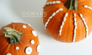 Dzień dyni! Dwie pomarańczowe dynie ozdobione guzikami i fasolkami. Kreatywne zabawy z dziećmi.