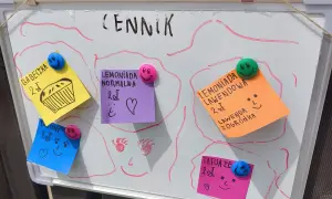Cennik z ofertą dla dzieci: babeczka, lemoniada, tatuaże. Idealne na letnie zabawy i quizy dla dzieci 10 lat.