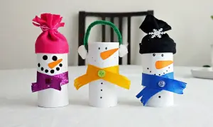 Śnieżynki z rolek po papierze toaletowym: czapki, szaliki, guziki i noski z marchewki. Świetny pomysł na kreatywne zabawy!