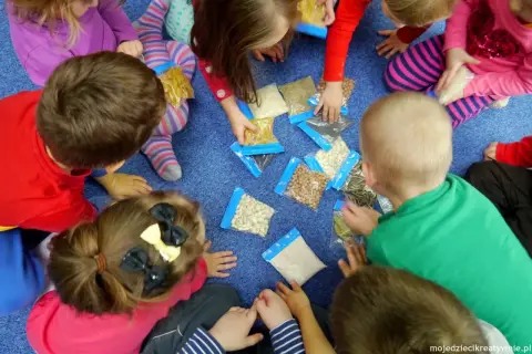 Dzieci w przedszkolu odkrywają świat przez dotyk. Ich ulubione zabawy w przedszkolu to eksploracja różnych ziaren i nasion w woreczkach.