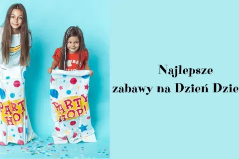 Dwie dziewczynki w workach szykują się do wyścigów. To najlepsze zabawy na Dzień Dziecka w przedszkolu!