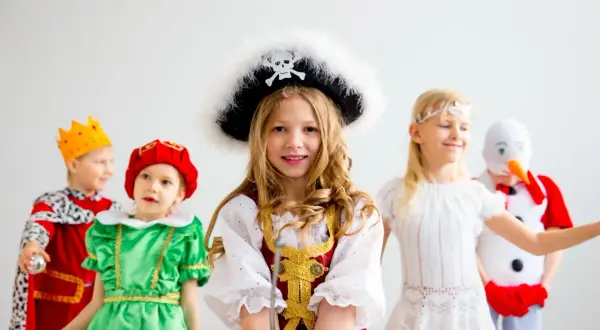Dzieci w strojach: piratka, król, elf, aniołek i bałwanek. Inspiracja na diy jak zrobić przebranie dla dziecka.
