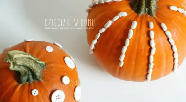 Dzień dyni! Dwie pomarańczowe dynie ozdobione guzikami i fasolkami. Kreatywne zabawy z dziećmi.