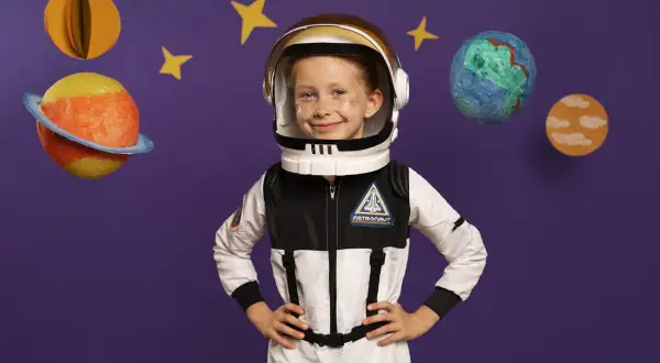 Dziecko w stroju astronauty, gotowe na kosmiczną przygodę. Inspiracja, jak zrobić strój kosmiczny dla dziecka.