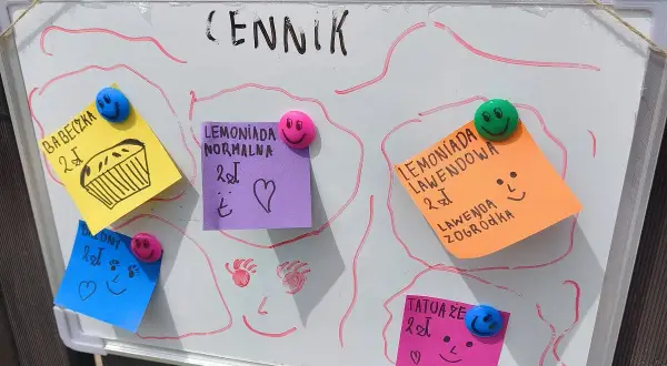 Cennik z ofertą dla dzieci: babeczka, lemoniada, tatuaże. Idealne na letnie zabawy i quizy dla dzieci 10 lat.