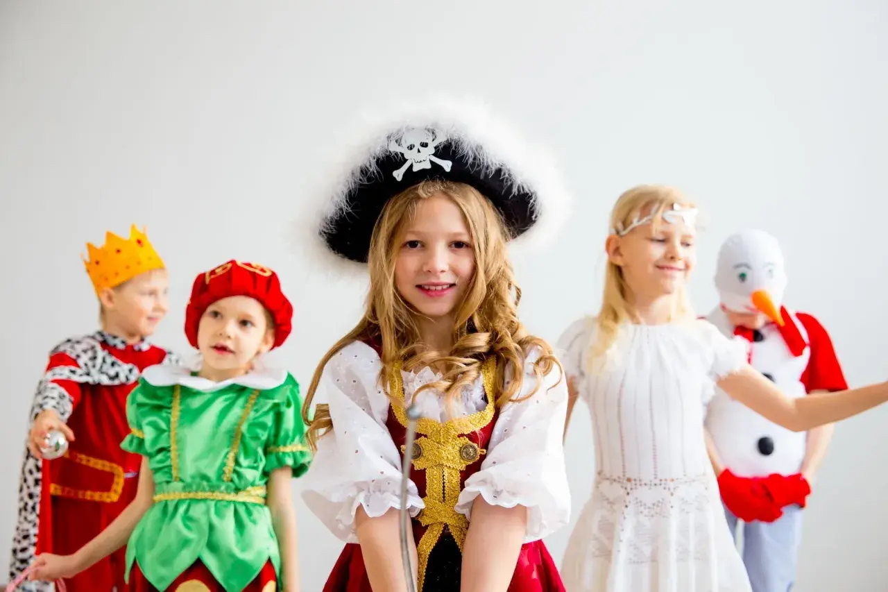 Dzieci w strojach: piratka, król, elf, aniołek i bałwanek. Inspiracja na diy jak zrobić przebranie dla dziecka.
