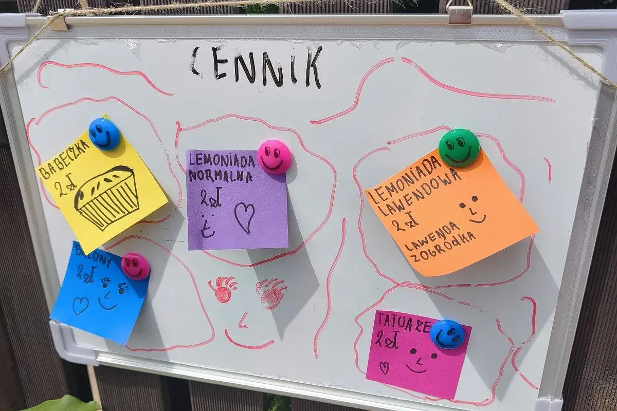 Cennik z ofertą dla dzieci: babeczka, lemoniada, tatuaże. Idealne na letnie zabawy i quizy dla dzieci 10 lat.
