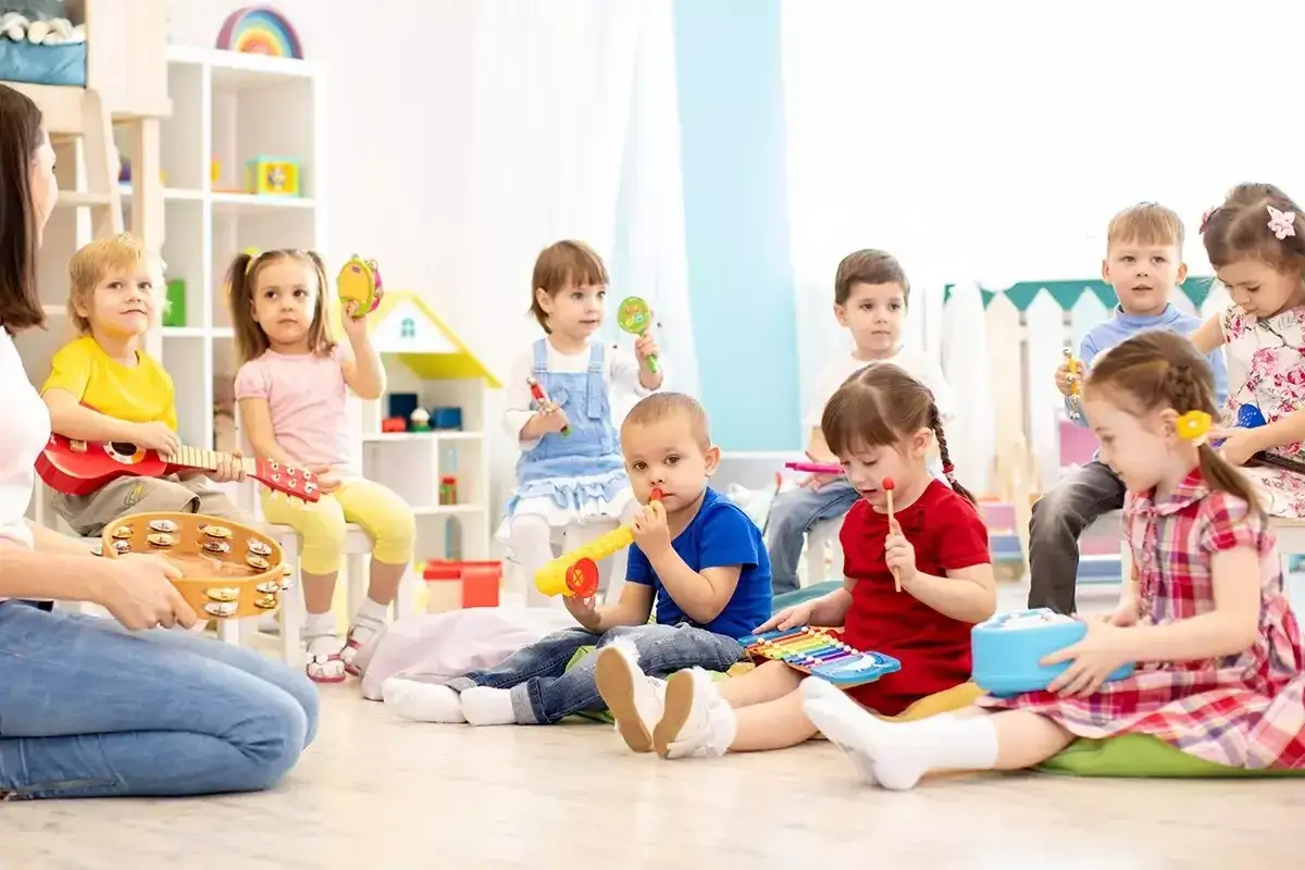 Dzieci w przedszkolu bawią się instrumentami, tworząc muzykę. To jedne z ich ulubionych zabaw w przedszkolu.