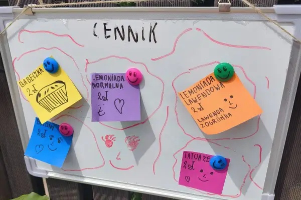 Cennik z ofertą dla dzieci: babeczka, lemoniada, tatuaże. Idealne na letnie zabawy i quizy dla dzieci 10 lat.